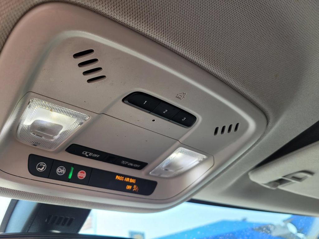 Used 2021 Chevrolet Traverse LT FWD image 23