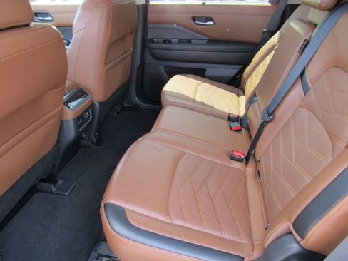 Certified 2024 Nissan Pathfinder Platinum w/ Cargo Package FWD image 18