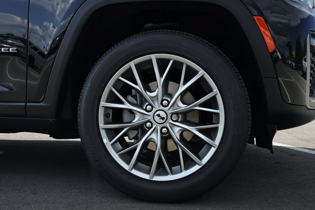 New 2027 Jeep Grand Cherokee Limited RWD image 5