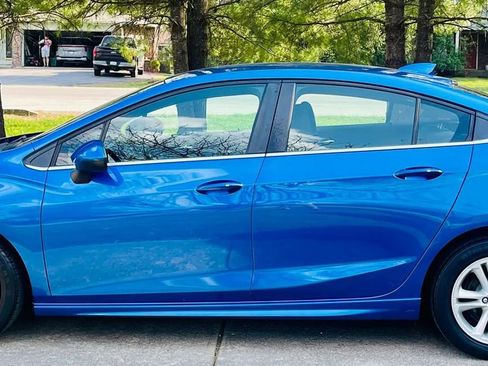 Used 2017 Chevrolet Cruze LT w/ Convenience Package image 7