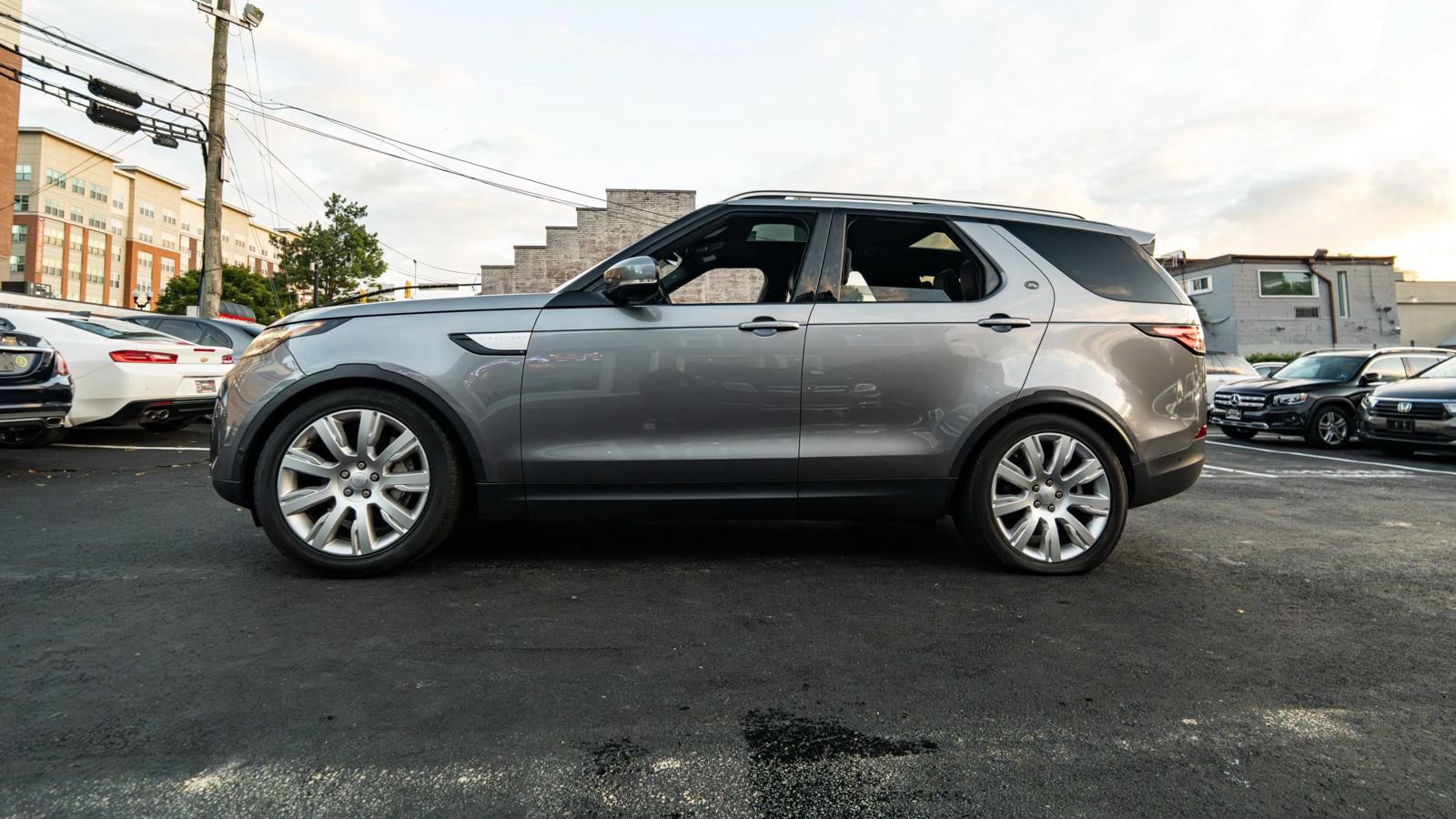 Used 2020 Land Rover Discovery HSE AWD/4WD image 6