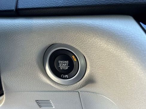 Used 2022 Chrysler Pacifica Touring-L image 16