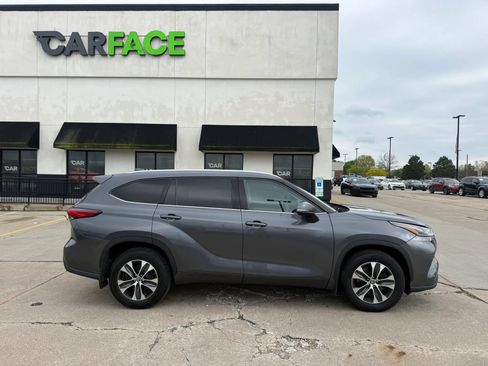 Used 2021 Toyota Highlander XLE AWD/4WD image 17