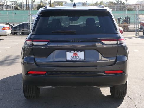 Used 2025 Jeep Grand Cherokee Altitude image 6