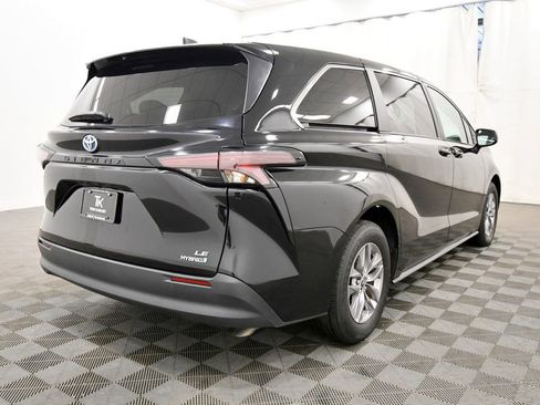 Used 2024 Toyota Sienna LE image 8