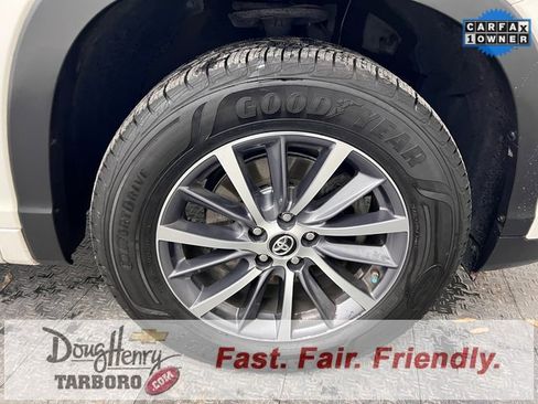 Used 2018 Toyota Highlander XLE image 19