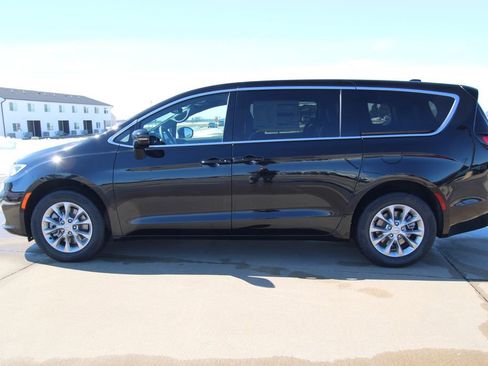 New 2026 Chrysler Pacifica Limited image 17