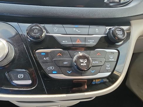 Used 2019 Chrysler Pacifica Touring-L FWD image 17