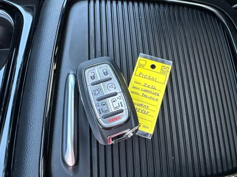 Used 2026 Chrysler Pacifica Limited FWD image 25