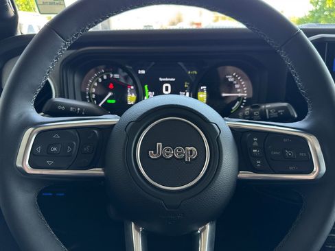 Used 2025 Jeep Wrangler Unlimited Sahara AWD/4WD image 26