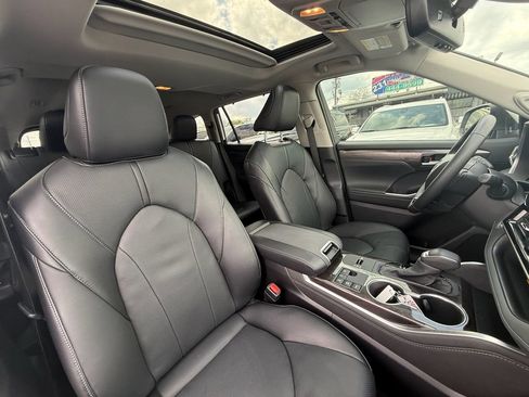 Used 2025 Toyota Highlander Limited image 25