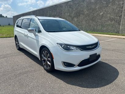 Used 2018 Chrysler Pacifica Limited w/ Tire & Wheel Group