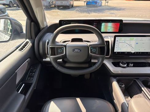 Used 2025 Ford Expedition Active image 15