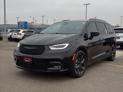 Used 2024 Chrysler Pacifica Touring-L w/ Uconnect Theater Family Group image 2