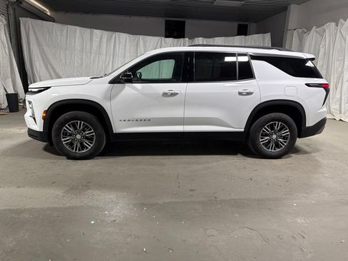 Used 2025 Chevrolet Traverse LT FWD image 4