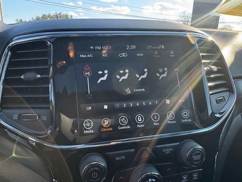 Used 2022 Jeep Grand Cherokee Laredo X image 26