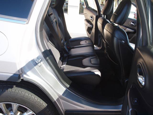 Used 2019 Jeep Cherokee Latitude Plus w/ Cold Weather Group AWD/4WD image 7