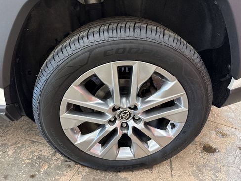 Used 2021 Toyota RAV4 XLE Premium image 9