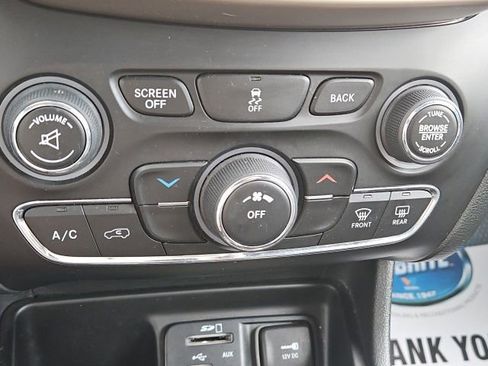 Used 2018 Jeep Cherokee Latitude w/ Altitude Package FWD image 23