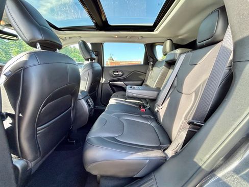 Used 2019 Jeep Cherokee Limited w/ Luxury Group AWD/4WD image 37