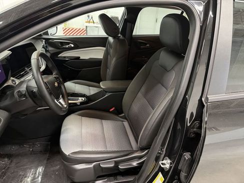 Certified 2025 Chevrolet Trax LT w/ LT Convenience Package image 19