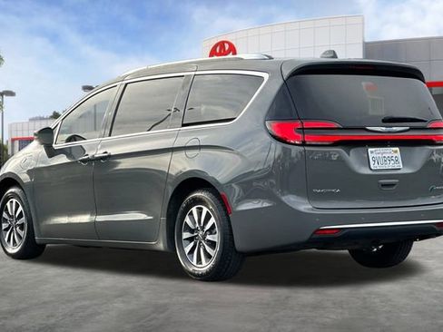 Used 2021 Chrysler Pacifica Touring-L image 6