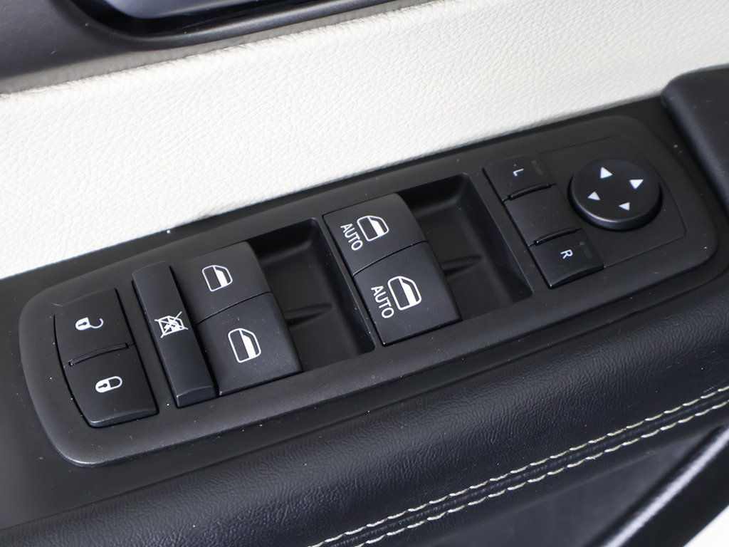 Used 2023 Chrysler Pacifica Touring-L FWD image 37