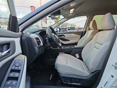 Certified 2025 Nissan Rogue SV image 14