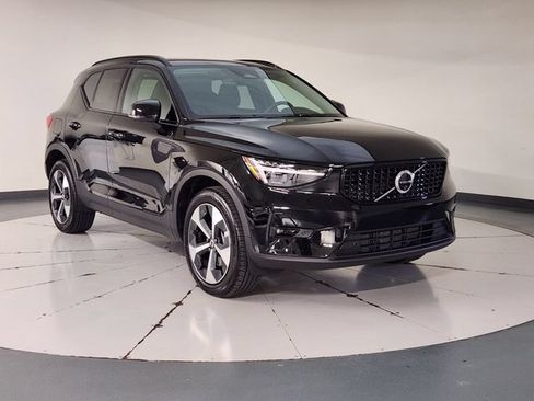 Certified 2026 Volvo XC40 B5 Plus AWD/4WD image 7