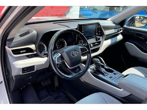 Used 2022 Toyota Highlander LE AWD/4WD image 14
