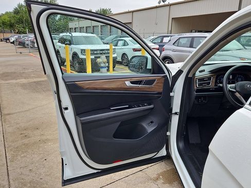 Used 2025 Volkswagen Atlas SE AWD/4WD image 11