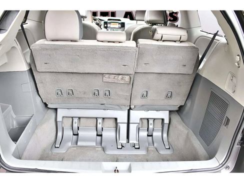 Used 2011 Toyota Sienna Limited image 35