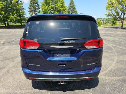 Used 2017 Chrysler Pacifica Limited w/ Advanced Safetytec Group FWD image 5