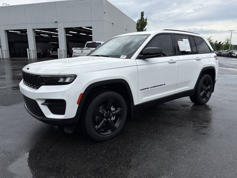Certified 2023 Jeep Grand Cherokee Altitude AWD/4WD image 5