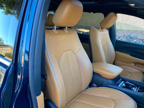 Used 2023 Chrysler Pacifica Pinnacle image 52