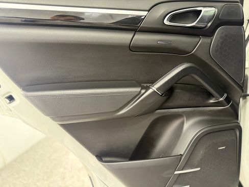 Used 2018 Porsche Cayenne Platinum Edition image 34