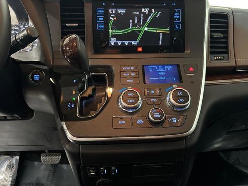 Used 2017 Toyota Sienna Limited FWD image 47