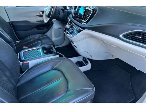 Used 2018 Chrysler Pacifica Limited w/ Advanced Safetytec Group image 18