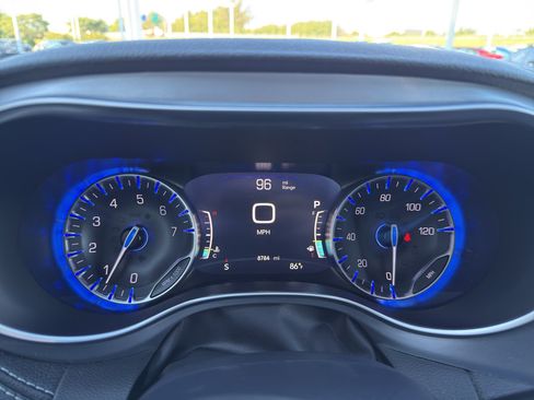 Used 2025 Chrysler Pacifica Limited FWD image 15