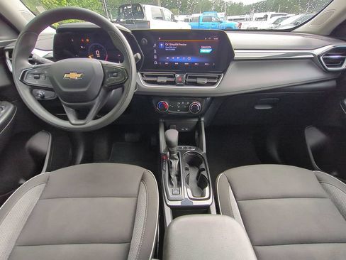 Used 2025 Chevrolet TrailBlazer LT AWD/4WD image 17