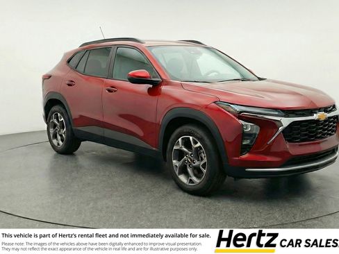 Used 2025 Chevrolet Trax LT FWD image 1