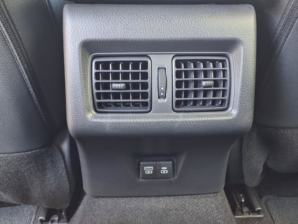 Used 2025 Toyota Camry SE w/ Convenience Package FWD image 18