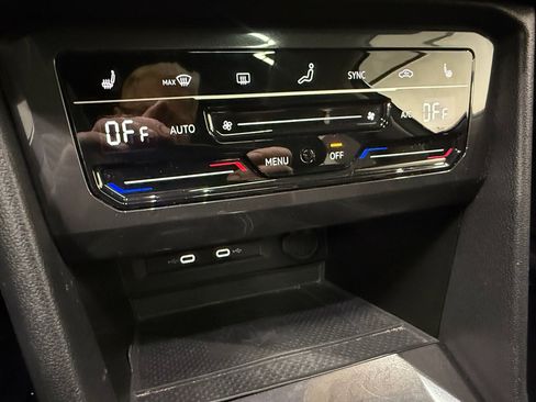 Used 2024 Volkswagen Tiguan SE image 38