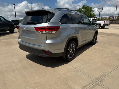 Used 2019 Toyota Highlander XLE image 6