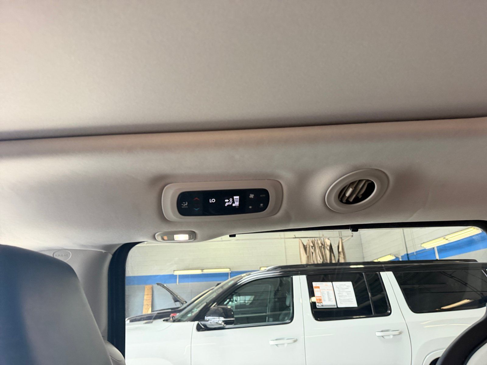 Used 2023 Chrysler Pacifica Limited FWD image 32