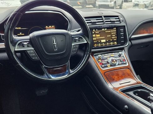 Used 2018 Lincoln Continental Select image 9