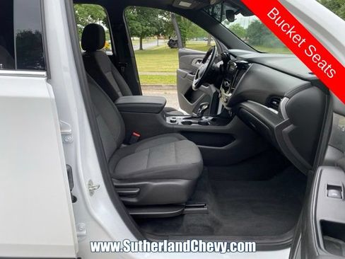 Used 2023 Chevrolet Traverse LT FWD image 17