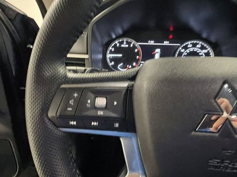 Used 2025 Mitsubishi Outlander AWD image 34