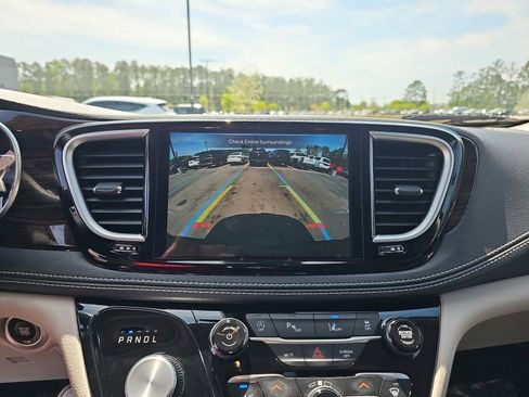 Used 2023 Chrysler Pacifica Limited w/ Uconnect Theater Family Group image 25
