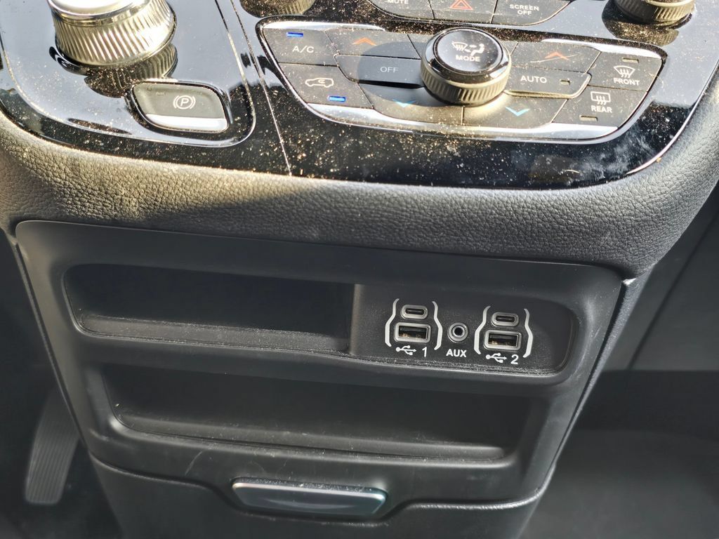 Used 2025 Chrysler Pacifica Select AWD/4WD image 35
